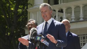 Activistas y educadores protestan en California contra la nueva ley estatal sobre antisemitismo y libertad de expresión.