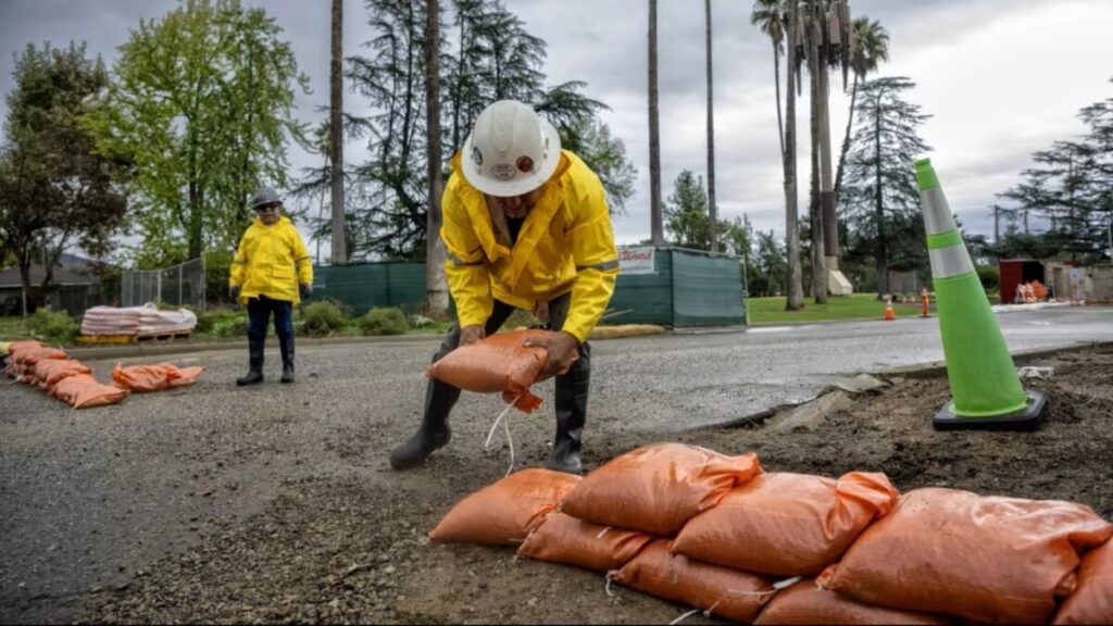Oleaje fuerte golpeando rocas en la costa de California durante intensas lluvias