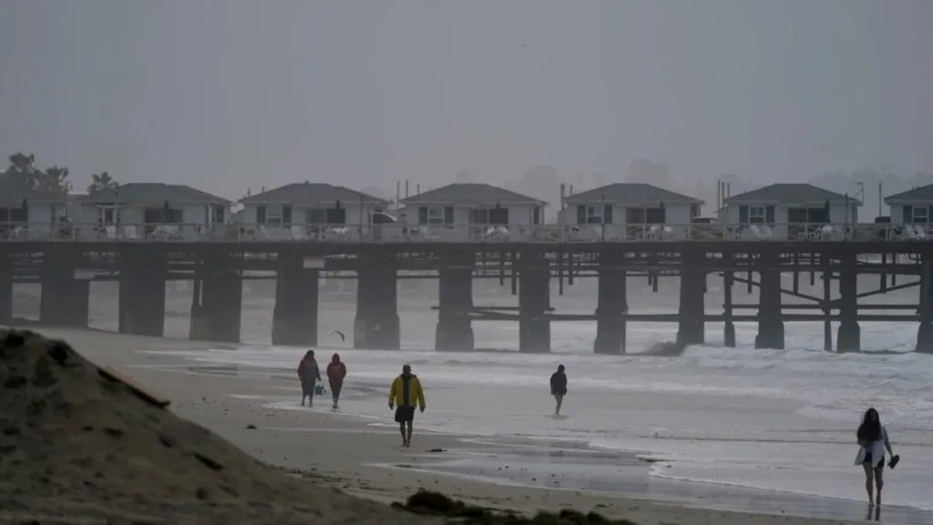 Cielo nublado y calles mojadas en San Diego durante una tormenta, reflejando el pronóstico de lluvias intensas.