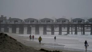 Cielo nublado y calles mojadas en San Diego durante una tormenta, reflejando el pronóstico de lluvias intensas.