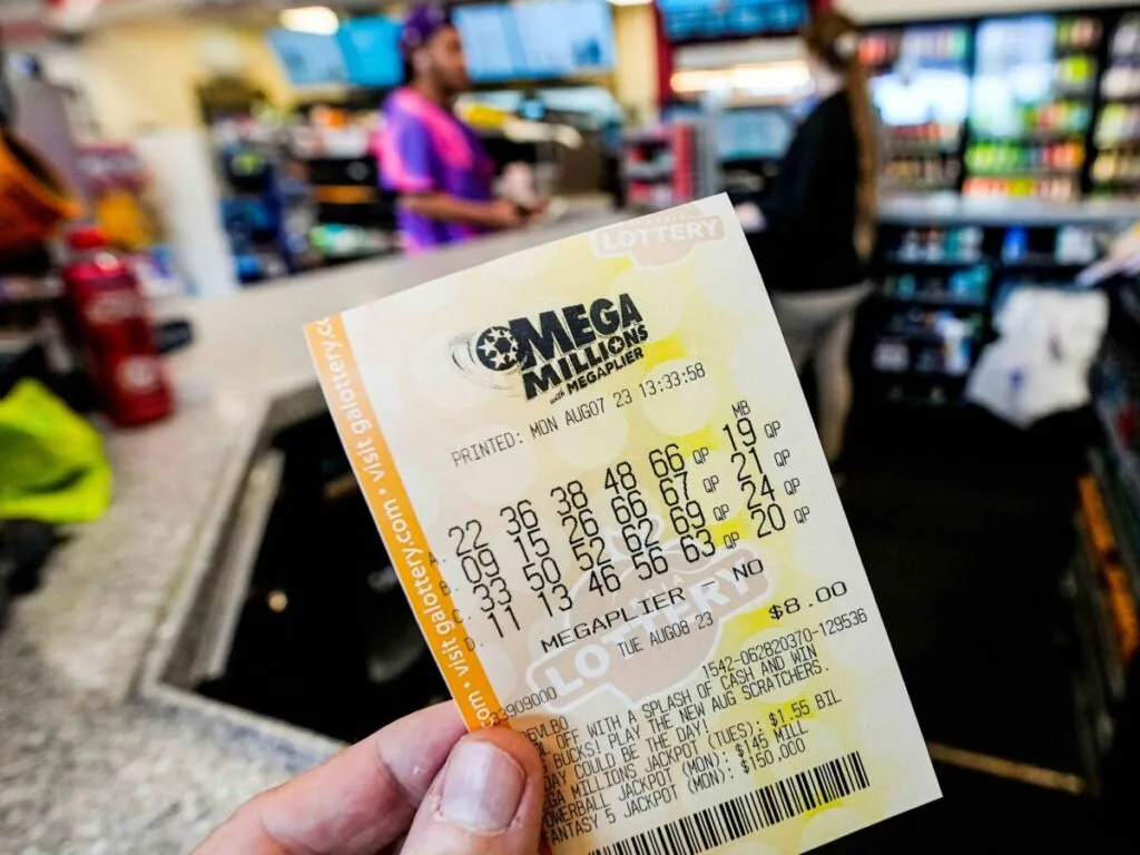 Personas compran boletos de la lotería Mega Millions en una tienda de San Diego antes del sorteo de 800 millones.