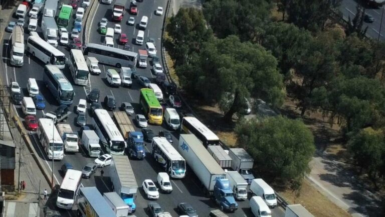 Imagen conceptual que representa los megabloqueos en México, mostrando la tensión entre campesinos, transportistas y el gobierno por precios justos y seguridad en carreteras.