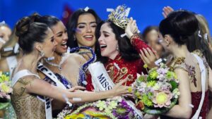 Fátima Bosch celebrando su triunfo en Miss Universo 2025 en un escenario iluminado