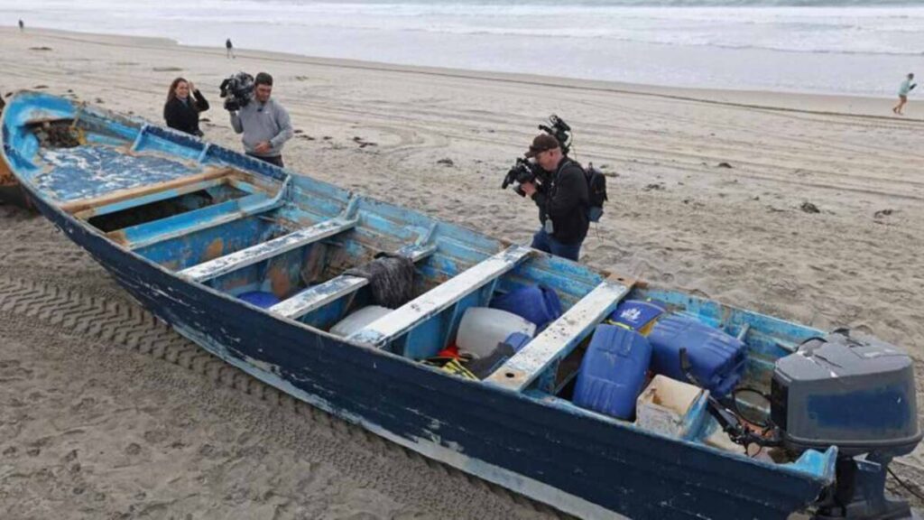 Guardia Costera patrullando aguas agitadas cerca de Imperial Beach tras naufragio de migrantes.