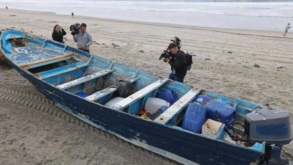 Guardia Costera patrullando aguas agitadas cerca de Imperial Beach tras naufragio de migrantes.