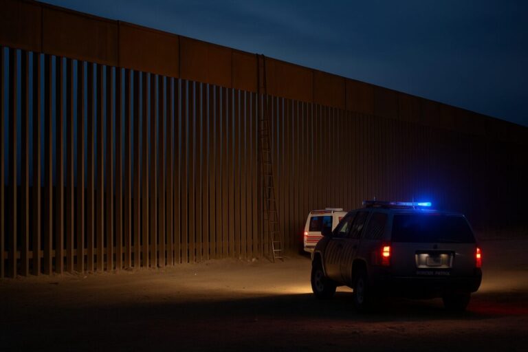 Imagen del muro fronterizo en Otay Mesa, San Diego, con presencia policial y estructura de gran altura, asociada a la caída mortal de una mujer mexicana.