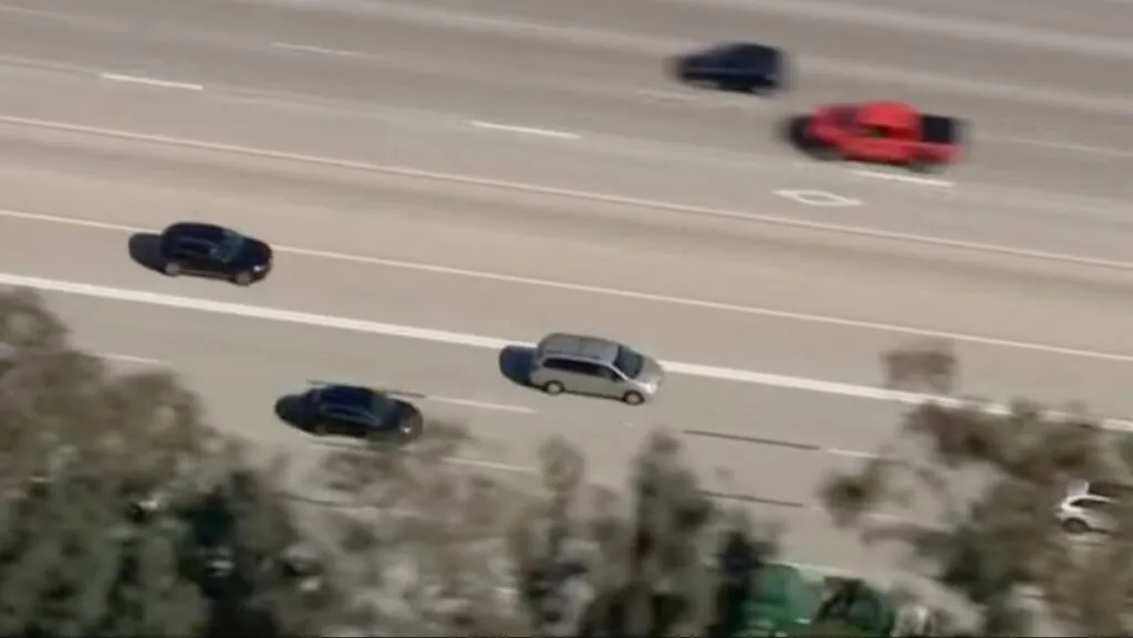 Patrullas de policía en una autopista de California durante una persecución hacia la frontera de San Ysidro.