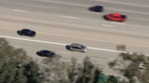 Patrullas de policía en una autopista de California durante una persecución hacia la frontera de San Ysidro.