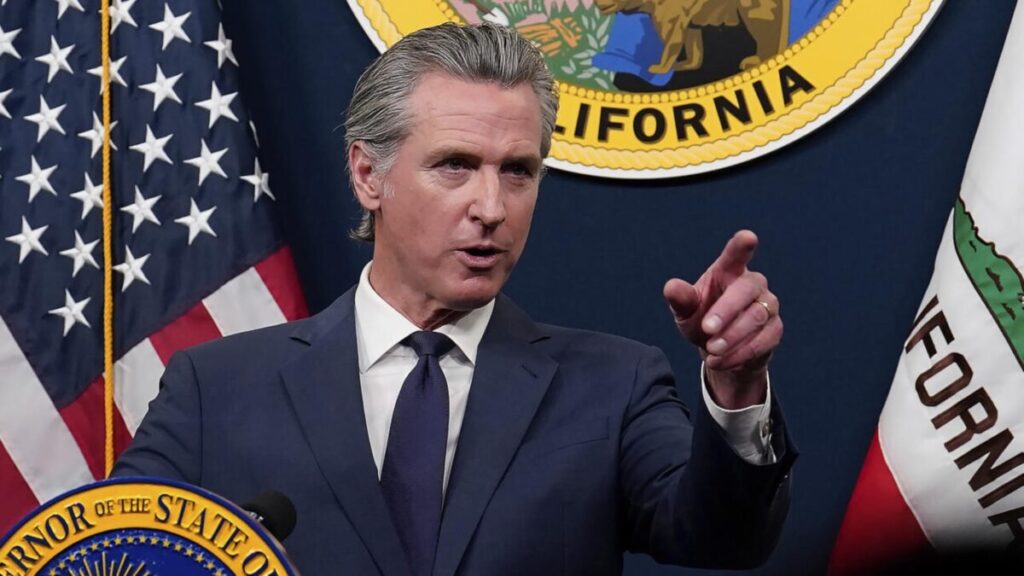 Gavin Newsom frente a un paisaje costero de California en medio del debate energético estatal