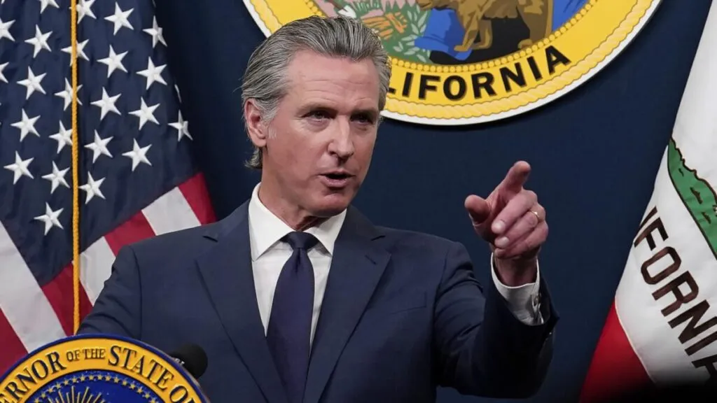 Gavin Newsom frente a un paisaje costero de California en medio del debate energético estatal