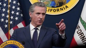 Gavin Newsom frente a un paisaje costero de California en medio del debate energético estatal