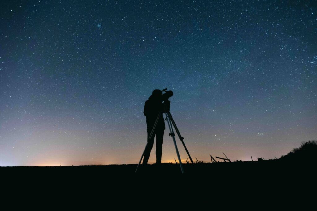 Evento de observación de estrellas en el Lago Lindo, San Diego, con cielo despejado y telescopios bajo la noche de otoño