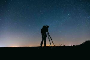 Evento de observación de estrellas en el Lago Lindo, San Diego, con cielo despejado y telescopios bajo la noche de otoño