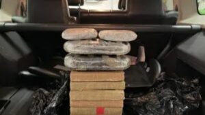 Agentes realizan operativo fronterizo e inspeccionan vehículo en corredor vial