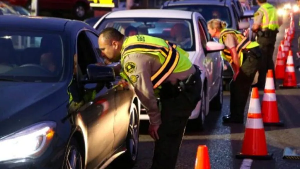 Patrullas y agentes en un punto de control nocturno en Pacific Beach, San Diego.