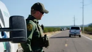 Cámaras de monitoreo registrando autos en carretera como parte de vigilancia de la patrulla fronteriza