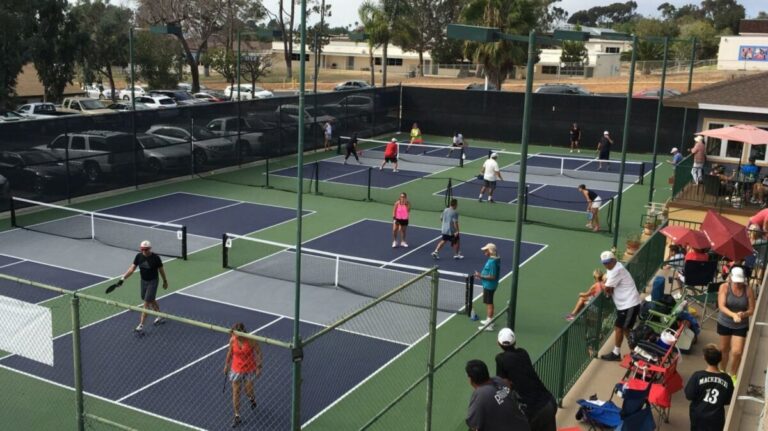 Jugadores de Pickleball compitiendo en San Diego durante un campeonato nacional con público y canchas profesionales