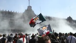 Manifestantes y policía frente al Palacio Nacional durante protestas por violencia en México.