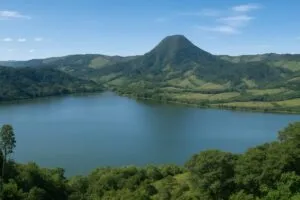Vista natural del ecoparque Los Alcázares con montaña y lago, símbolo del turismo en Caldas y su recuperación económica