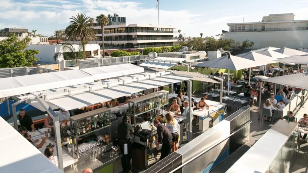 Vista del área costera de La Jolla con terraza en remodelación y elementos arquitectónicos modernos