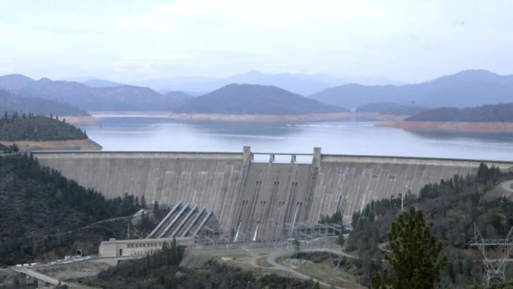 Reservas de agua elevadas en California tras tormentas recientes fortalecen estabilidad hídrica