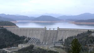 Reservas de agua elevadas en California tras tormentas recientes fortalecen estabilidad hídrica