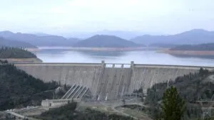 Reservas de agua elevadas en California tras tormentas recientes fortalecen estabilidad hídrica