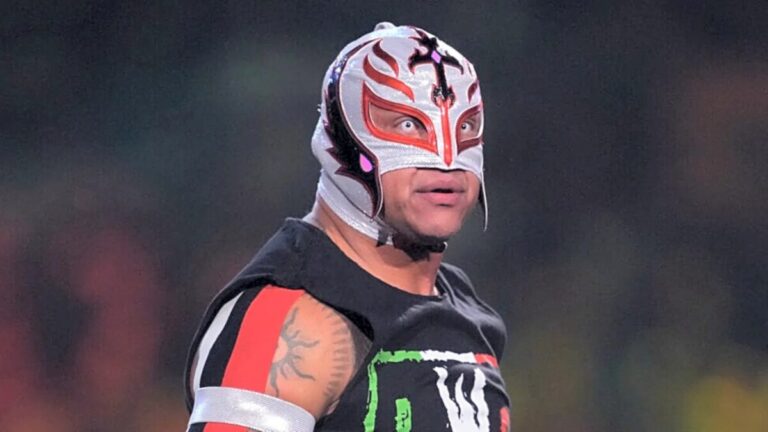 Rey Mysterio celebra un evento histórico de lucha libre en San Diego con ambiente vibrante