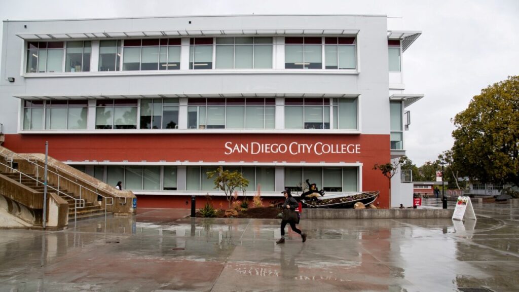 Complejo moderno de vivienda estudiantil de City College con energía solar en el centro de San Diego.
