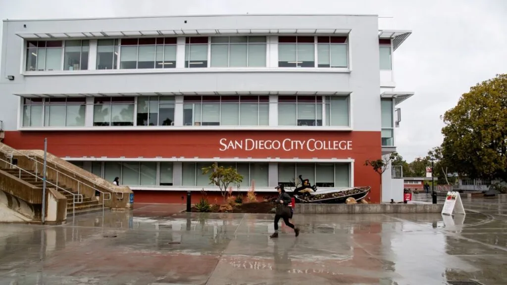 Complejo moderno de vivienda estudiantil de City College con energía solar en el centro de San Diego.