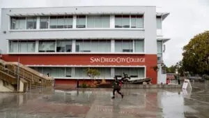 Complejo moderno de vivienda estudiantil de City College con energía solar en el centro de San Diego.