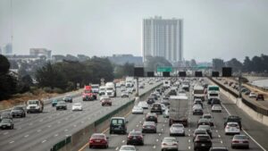 Movilidad urbana con peatones y ciclistas en una ciudad costera de Estados Unidos