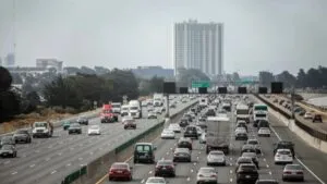 Movilidad urbana con peatones y ciclistas en una ciudad costera de Estados Unidos