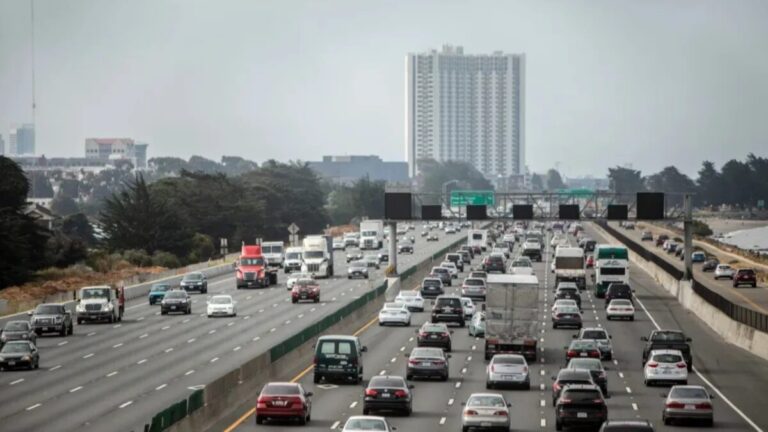 Movilidad urbana con peatones y ciclistas en una ciudad costera de Estados Unidos