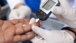 Donadores de sangre participan en la campaña de pruebas de diabetes gratuitas del Banco de Sangre de San Diego.