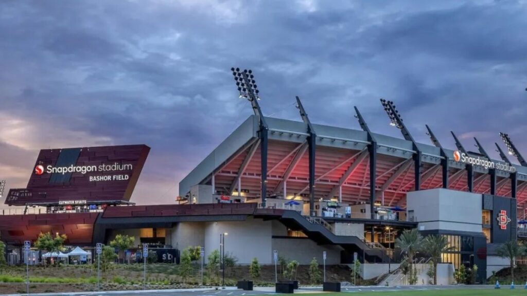 Afición en Snapdragon Stadium animando SDFC vs Vancouver en un partido decisivo rumbo a la MLS Cup