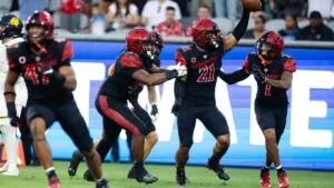 Aficionados apoyan a los SDSU Aztecs en un partido clave rumbo al juego por el título