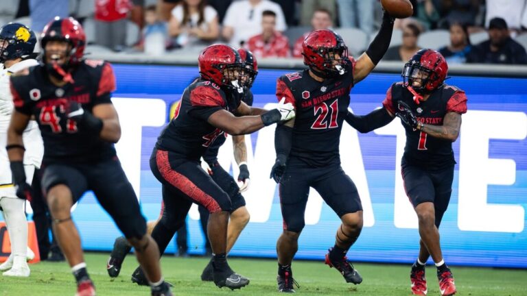 Aficionados apoyan a los SDSU Aztecs en un partido clave rumbo al juego por el título