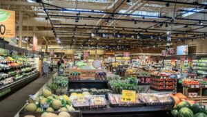 Familias en Estados Unidos recibiendo apoyo alimentario en un banco de alimentos ante recortes de SNAP