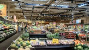 Familias en Estados Unidos recibiendo apoyo alimentario en un banco de alimentos ante recortes de SNAP