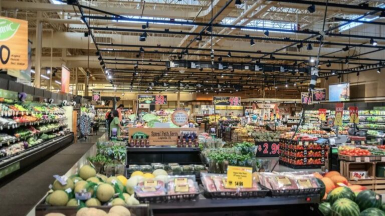 Familias en Estados Unidos recibiendo apoyo alimentario en un banco de alimentos ante recortes de SNAP