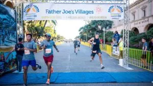 Personas participan en evento de solidaridad comunitaria en San Diego