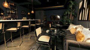 Ambiente íntimo con speakeasies en casa que muestra luz tenue, diseño vintage y espacio oculto en un hogar de San Diego.