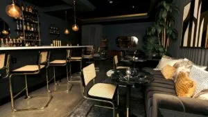 Ambiente íntimo con speakeasies en casa que muestra luz tenue, diseño vintage y espacio oculto en un hogar de San Diego.