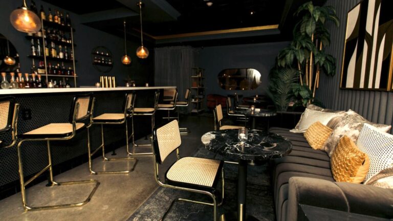 Ambiente íntimo con speakeasies en casa que muestra luz tenue, diseño vintage y espacio oculto en un hogar de San Diego.