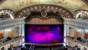 Fachada del Spreckels Theatre en San Diego mientras se debate su futuro cultural