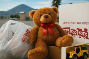 Punto de recolección Toys for Tots en un aeropuerto regional de San Diego con donantes y marines