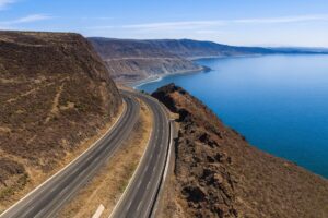 Vista panorámica de la autopista escénica Tijuana-Ensenada con señalización de obras de mantenimiento por cierre parcial