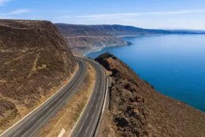Vista panorámica de la autopista escénica Tijuana-Ensenada con señalización de obras de mantenimiento por cierre parcial