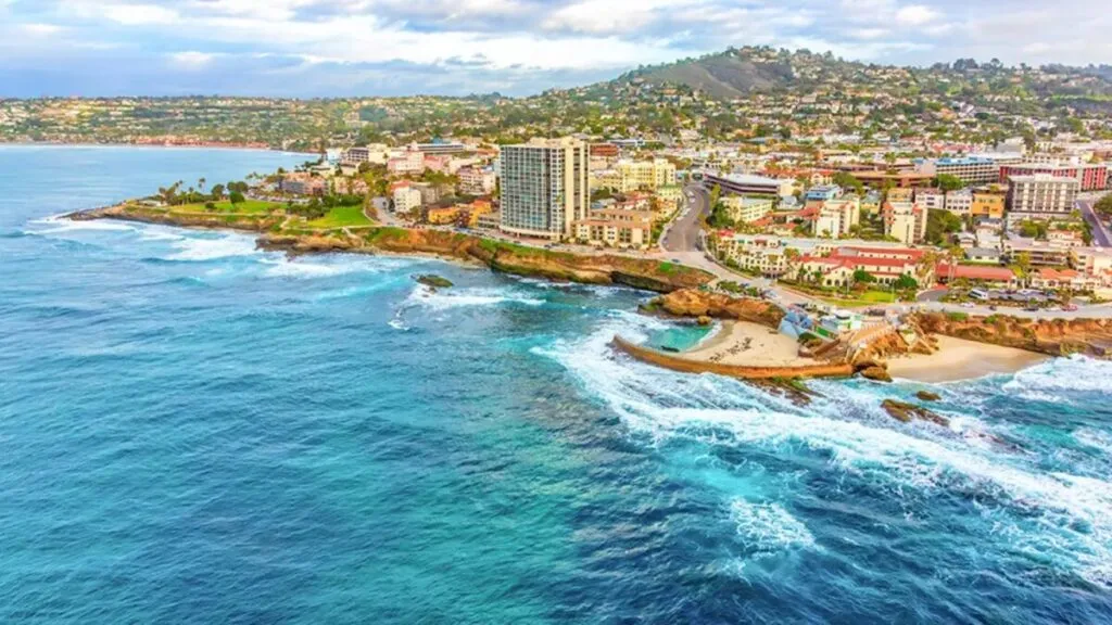 Panorama urbano de San Diego con espacios turísticos menos concurridos, reflejando desaceleración en el turismo local